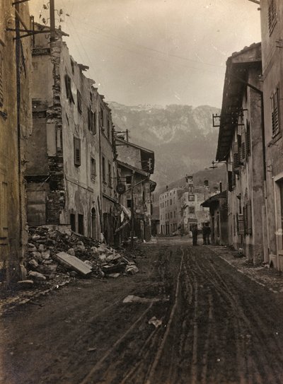 Album "Moja wojna światowa - wspomnienia frontu południowo-zachodniego w Karyntii, Włochy, Trentino-Alto Adige) 31.03.1915-12.11.1918 - Wiedeń Josefa Zohlego": gruz w Pontebba (b/w pho autorstwa Josef Zohles