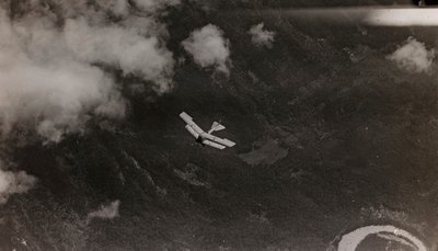 Album "Moja wojna światowa - wspomnienia Frontu Południowo-Zachodniego w Karyntii, Włochy, Trentino-Górna Adyga) 31.03.1915-12.11.1918 - Josef Zohles Wien": leci austriacki samolot autorstwa Josef Zohles