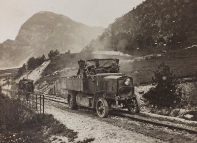 Album "Moja wojna światowa - wspomnienia Frontu Południowo-Zachodniego w Karyntii, Włochy, Trentino-Alto Adige) 31.03.1915-12.11.1918 - Josef Zohles Vienna": pojazdy wojskowe wzdłuż autorstwa Josef Zohles
