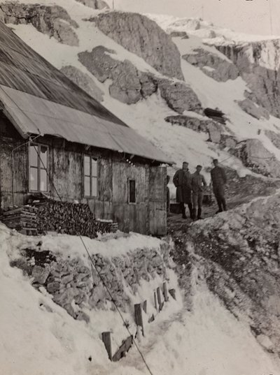 Album "Moja wojna światowa - wspomnienia Frontu Południowo-Zachodniego w Karyntii, Włochy, Trentino-Górna Adyga) 31.03.1915-12.11.1918 - Josef Zohles Wiedeń": barak wojskowy (fot. czarno-białe) autorstwa Josef Zohles