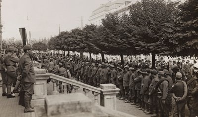 Album "Moja wojna światowa - wspomnienia Frontu Południowo-Zachodniego w Karyntii, Włochy, Trentino-Górna Adyga) 31.03.1915-12.11.1918 - Josef Zohles Wiedeń": żołnierze z wieloma więźniami autorstwa Josef Zohles