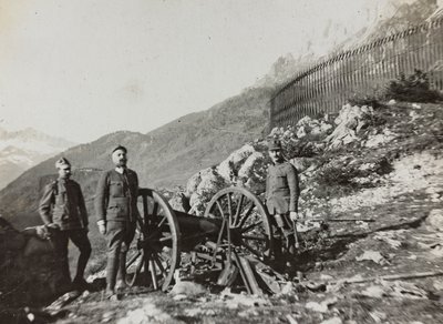 Album "Moja wojna światowa - wspomnienia Frontu Południowo-Zachodniego w Karyntii, Włochy, Trentino-Górna Adyga) 31.03.1915-12.11.1918 - Josef Zohles Wien": żołnierze z armatą (b/w p autorstwa Josef Zohles