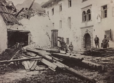 Album "Moja wojna światowa - wspomnienia Frontu Południowo-Zachodniego w Karyntii, Włochy, Trentino-Alto Adige) 31.03.1915-12.11.1918 - Josef Zohles Wiedeń": żołnierze i gruzy w Valb autorstwa Josef Zohles