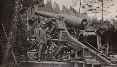 Album "Moja wojna światowa - wspomnienia Frontu Południowo-Zachodniego w Karyntii, Włochy, Trentino-Górna Adyga) 31.03.1915-12.11.1918 - Josef Zohles Vienna": żołnierz z pistoletem (zdjęcie czarno-białe) autorstwa Josef Zohles