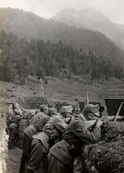 Album "Moja wojna światowa - wspomnienia Frontu Południowo-Zachodniego w Karyntii, Włochy, Trentino-Alto Adige) 31.03.1915-12.11.1918 - Josef Zohles Wiedeń": żołnierze w okopach (b autorstwa Josef Zohles