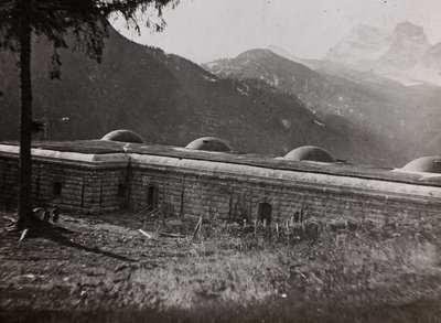 Album "Moja wojna światowa - wspomnienia Frontu Południowo-Zachodniego w Karyntii, Włochy, Trentino-Alto Adige) 31.03.1915-12.11.1918 - Josef Zohles Wien": twierdza włoska (b/w pho autorstwa Josef Zohles