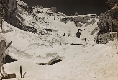Album "Moja wojna światowa - wspomnienia Frontu Południowo-Zachodniego w Karyntii, Włochy, Trentino-Alto Adige) 31.03.1915-12.11.1918 - Josef Zohles Vienna": żołnierze na śniegu (b/w p autorstwa Josef Zohles
