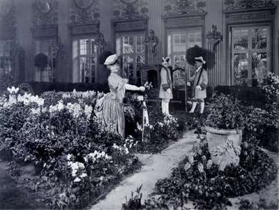 Rejane (Gabrielle Charlotte Reyu, dit) (1856-1920), francuski komik przybywający na krześle, by nosić kostium na bal maturalny w Nowym Jorku w 1905 roku autorstwa Joseph Byron