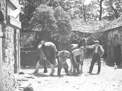 Podkuwanie koni przez kowala autorstwa Joseph Hardman