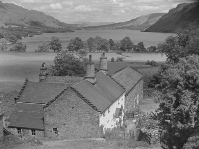 Dom na pierwszym planie z widokiem w dół na Ullswater autorstwa Joseph Hardman