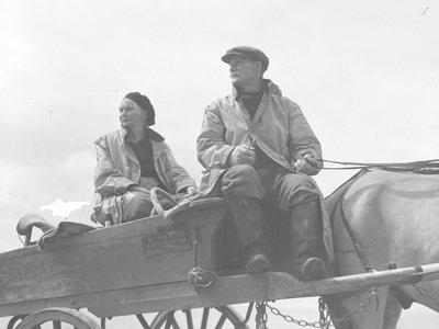 Mąż i żona siedzący na wózku do cocklingu autorstwa Joseph Hardman