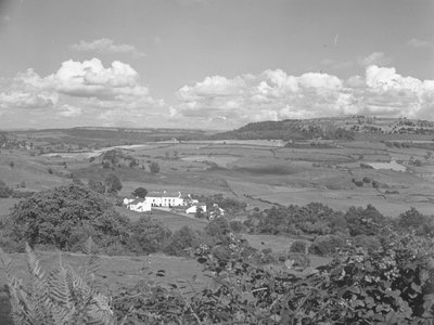 Widok budynku na polu uprawnym autorstwa Joseph Hardman