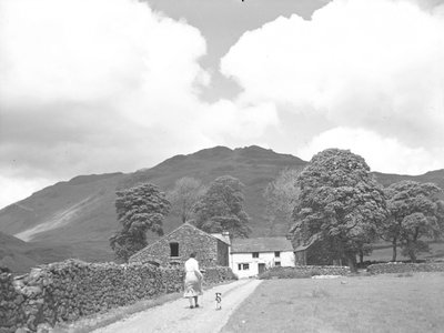 Kobieta i pies idący ścieżką do Dalehead Farm autorstwa Joseph Hardman