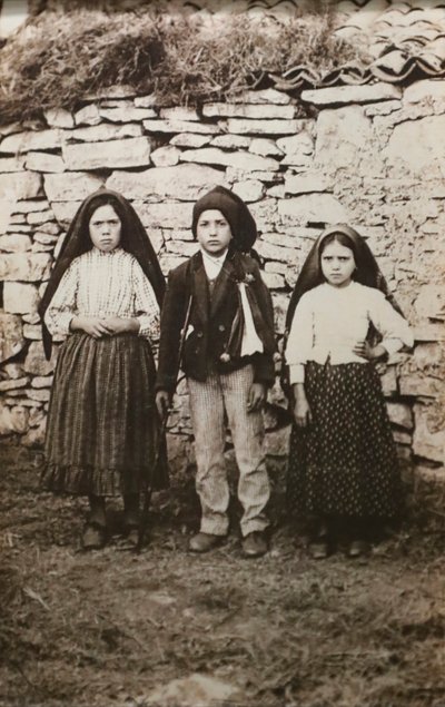 Sanktuarium Fatimskie. Lucia dos Santos i jej kuzyni Francisco i Hiacynta Marto. Matki Bożej Fatimskiej. Portugalia. autorstwa Joshua Benoliel