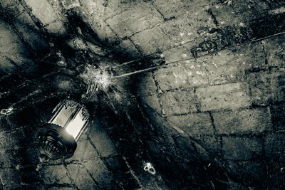 Latarnia w przejściu, z serii Kościół Grobu Świętego, 2016 (zdjęcie) autorstwa Joy Lions