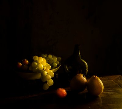 Martwa natura z ciemnymi owocami autorstwa Judy Tseng