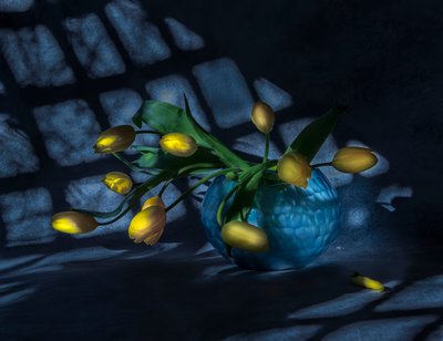 Świecące tulipany w niebieskim wazonie autorstwa Judy Tseng
