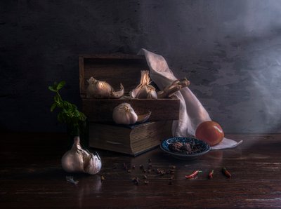 Rustykalna martwa natura z czosnkiem autorstwa Judy Tseng