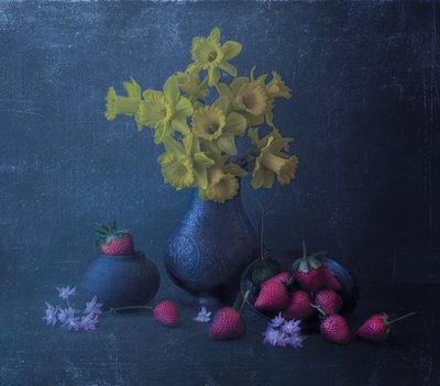 Żółte żonkile i truskawki autorstwa Judy Tseng