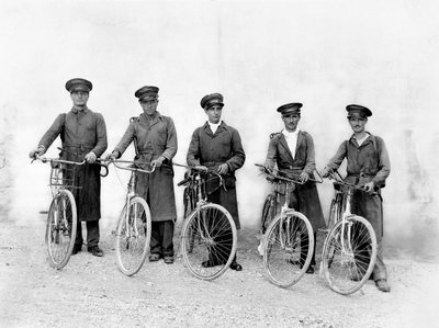 "Pięciu muszkieterów" ze Spoleto, funkcjonariusze zwalczający szkodniki, ok. 1930 r. (odbitka żelatynowo-srebrowa) autorstwa Jules Brocherel
