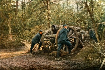 Trzech francuskich żołnierzy w lesie z haubicą, Verdun, wrzesień 1916 (autochrom) autorstwa Jules Gervais Courtellemont