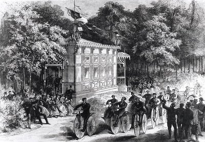 Wyścig Velocipede w Pre Catelan, c.1860-70 (grawerowanie) (zdjęcie czarno-białe) autorstwa Jules Pelcoq