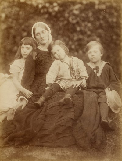 Pani Herbert Duckworth z Florence Fisher, George Duckworth i Herbert Fisher, sierpień 1872 r. autorstwa Julia Margaret Cameron