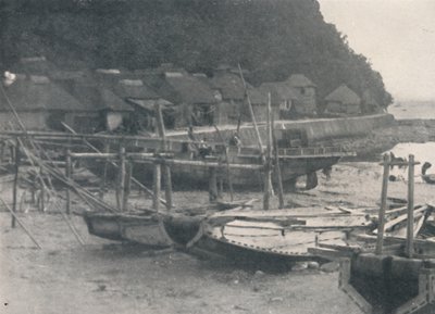 Tai-no-ura - Małe domki na piasku z łodziami rybackimi, ok. 1900, 1921 autorstwa Julian Leonard Street