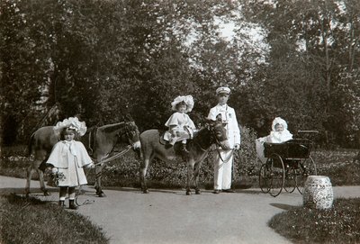 Wielkie Księżne Olga, Tatiana i Maria z Rosji, Carskie Sioło, Rosja, c1899-c1900 autorstwa K. von Hahn
