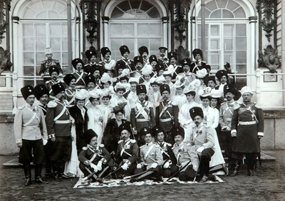 Rosyjska rodzina cesarska przed Pałacem Katarzyny, Carskie Sioło, Rosja, początek XX wieku. autorstwa K. von Hahn