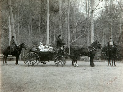 Car Mikołaj II z rodziną w parku Carskie Sioło, Rosja, 1900. autorstwa K. von Hahn