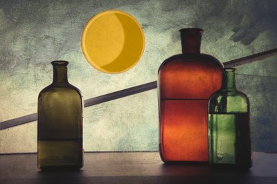 Martwa natura z kolorowymi butelkami autorstwa Kádár István