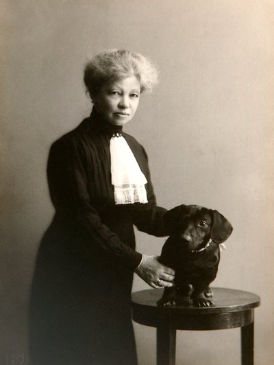 Alexandra Beketova-Blok, rosyjska pisarka i tłumaczka, ze swoim psem, początek XIX wieku autorstwa Karl August Fischer