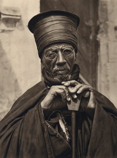 Jerozolima, kapłani abisyńscy (zdjęcie czarno-białe) autorstwa Karl Grober