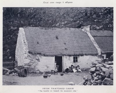 Irlandzka chata kryty strzechą (zdjęcie czarno-białe) autorstwa Karl Karlovich Piratsky