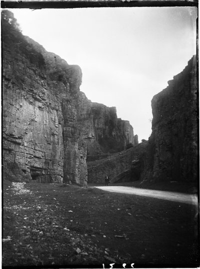 Cheddar Gorge, Cliff Road, Cheddar, Sedgemoor, Somerset, 22.05.1907 (czarno-białe zdjęcie) autorstwa Katherine Jean Macfee