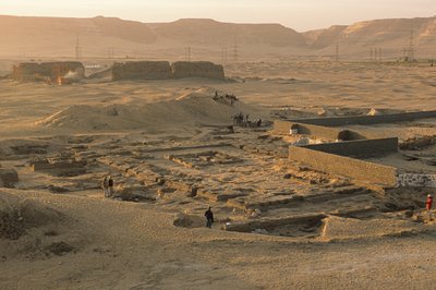 Abydos, Przegląd stanowiska ceremonialnego faraona Aha z I dynastii, ok. 2950 p.n.e.,..., 2005 (zdjęcie) autorstwa Kenneth Garrett