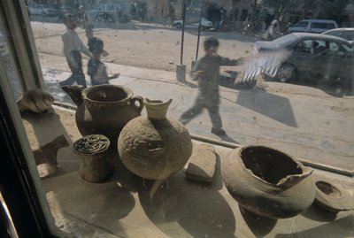 Afganistan; Herat; antyki na sprzedaż; wystawa; scena uliczna, mm7167, Mendi..., 2004 (zdjęcie) autorstwa Kenneth Garrett
