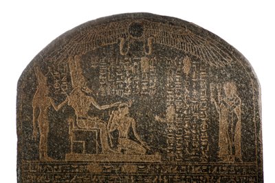 Stela koronacyjna Aspelta, bóg Amon z głową barana i Mut, okres Napatan, panowanie..., 2007 (zdjęcie) autorstwa Kenneth Garrett