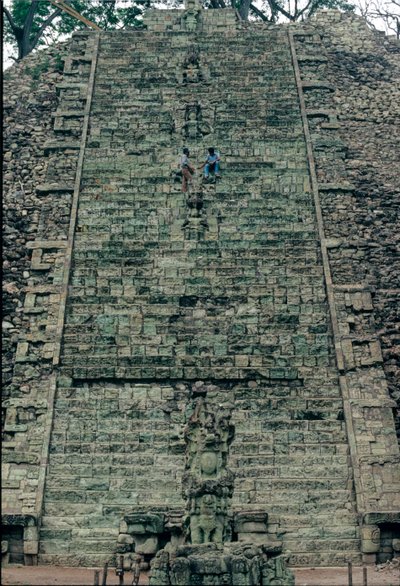 Copan, schody hieroglificzne, świątynia 26, Majowie, Honduras, La Ruta Maya autorstwa Kenneth Garrett