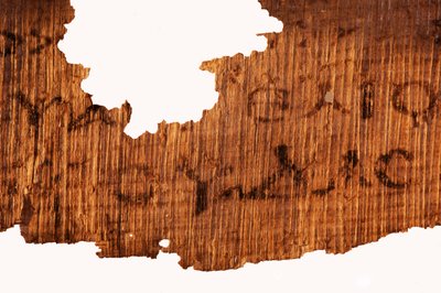 Fragment końcowej strony Ewangelii Judasza, ostatnia linijka tekstu brzmi "The Go..., 2006 (zdjęcie) autorstwa Kenneth Garrett