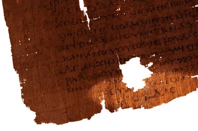Fragment końcowej strony Ewangelii Judasza, ostatnia linijka tekstu brzmi "The Go..., 2006 (zdjęcie) autorstwa Kenneth Garrett