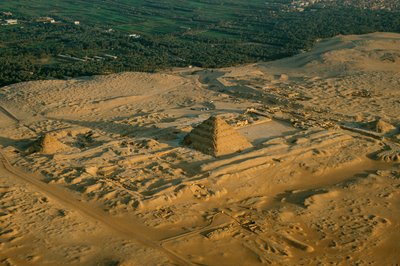 Egipt; archeologia; Stare Państwo; Sakkara; piramida Dżesera, piramida schodkowa, 3. dynastia autorstwa Kenneth Garrett
