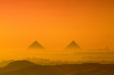 Egipt; Stare Państwo; Płaskowyż Giza; Piramidy w Gizie; Chufu; Chafre; Menkaure autorstwa Kenneth Garrett