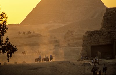 Stare Królestwo Egiptu; piramidy w Gizie; Giza; Egipt autorstwa Kenneth Garrett