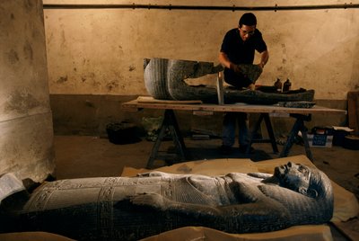 Zrekonstruowano fragmenty podstawy sarkofagu Senqeda, Nowe Państwo, 2002 r. (zdjęcie) autorstwa Kenneth Garrett