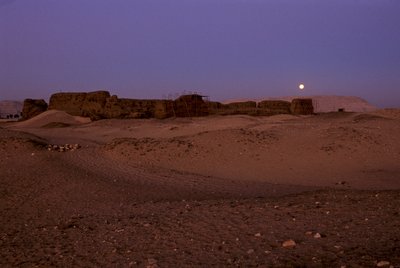 Księżyc w pełni zachodzący nad Shunet of Khasekhemuy, Abydos, Egipt, 2005 (zdjęcie) autorstwa Kenneth Garrett