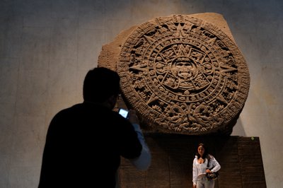 Greatest Aztecs, MM7677, NMAH, Mexico City, Meksyk, Calendar Stone, Aztec, National M..., 2008 (zdjęcie ilustracyjne) autorstwa Kenneth Garrett