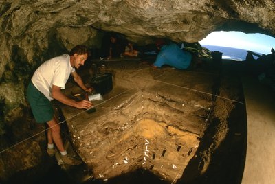 Ludzie z epoki lodowcowej; Jaskinia Blombos; Chris Henshilwood; 90 000 BP; RPA; Współcześni ludzie, 2000 (zdjęcie) autorstwa Kenneth Garrett