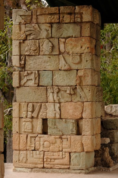 Powstanie i upadek Majów, Copan, Honduras, Szczegóły glifu 18 Królik, Świątynia 18, Majowie autorstwa Kenneth Garrett